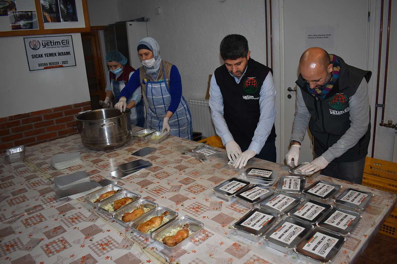 دست ایتام اروپا به صدها خانواده در بوسنی و هرزگوین غذای گرم توزیع کرد